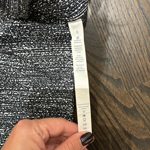 Black and white Lulu lemon Capri - size 8 - Picture 4 of 4